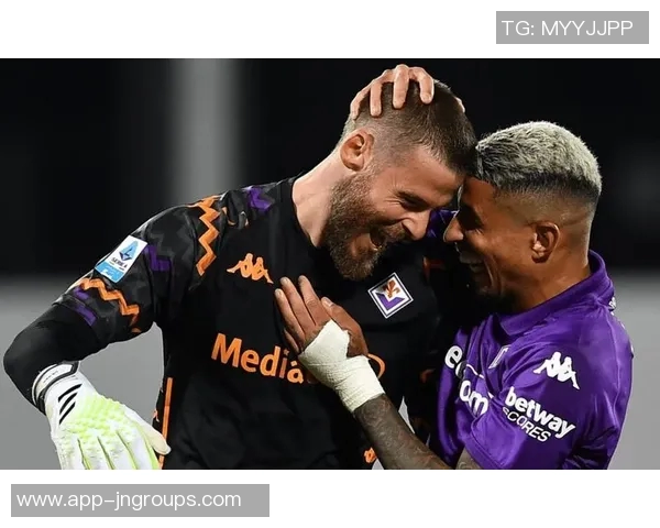 尤文16岁边锋埃利莫加莱随一线队训练展现莱奥相似技术特点