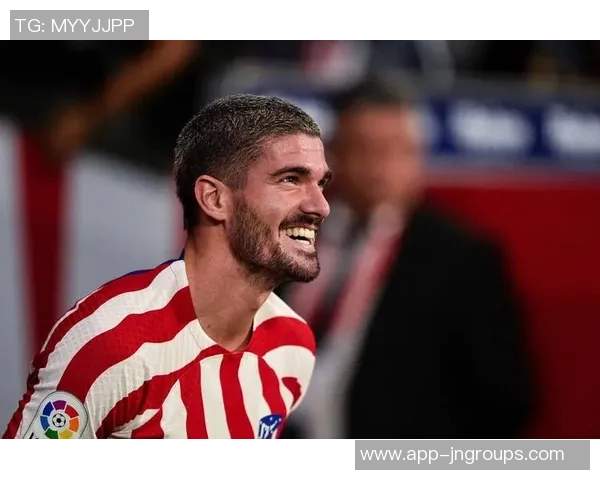 德保罗晒世界杯夺冠三周年纪念照身披球网叼雪茄感慨一切都值得